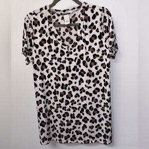 HEIMISH USA Leopard V-Neck Short Sleeve Tee - White/Brown/Black